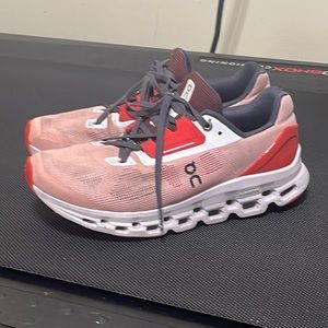 On cloudstratus V2 sneakers
